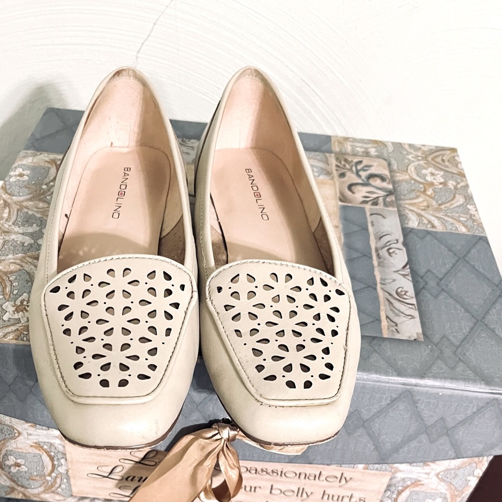 EUC Bandolino Women’s loafers. Beige. Size 6.